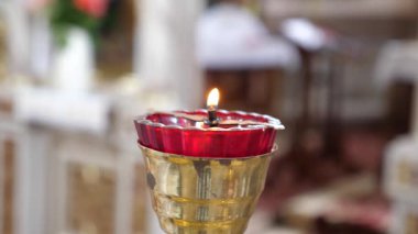 Ortodoks kilisesinin içinde bir mum olan lamba.