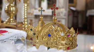 Kilise düğünü için kilisedeki mihrapta taçlar. Düğün töreni..