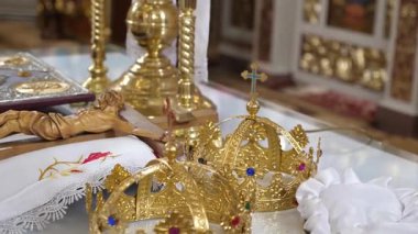 Kilise düğünü için kilisedeki mihrapta taçlar. Düğün töreni..