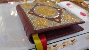 Metal kaplamalı ve kilisedeki sunağa yapışmış büyük bir İncil..