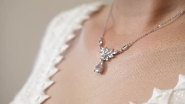 Gelin bir kolye takar, kolyeyi göğsüne takar..