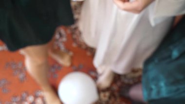 Kızlar kadehlerini şampanya kadehleriyle kaldırır. Düğün hazırlıkları..