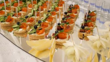 Güzel, lezzetli açık büfe masası kanepeler, sosisler, jambon, peynir