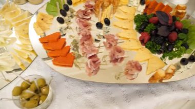 Güzel, lezzetli açık büfe masası kanepeler, sosisler, jambon, peynir