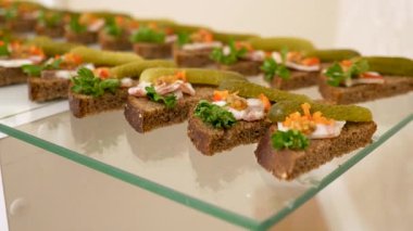 Güzel, lezzetli açık büfe masası kanepeler, sosisler, jambon, peynir