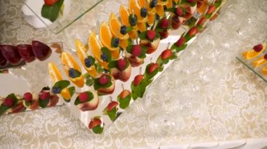 Meyve ve böğürtlenli güzel bir açık büfe. Meyve masası..