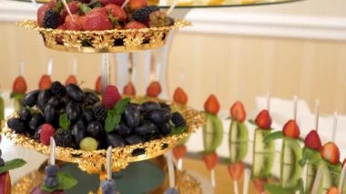 Meyve ve böğürtlenli güzel bir açık büfe. Meyve masası..