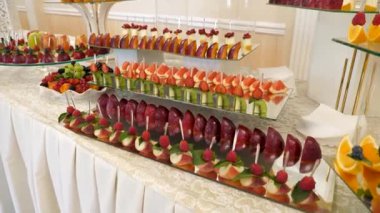 Meyve ve böğürtlenli güzel bir açık büfe. Meyve masası..