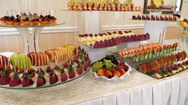 Meyve ve böğürtlenli güzel bir açık büfe. Meyve masası..