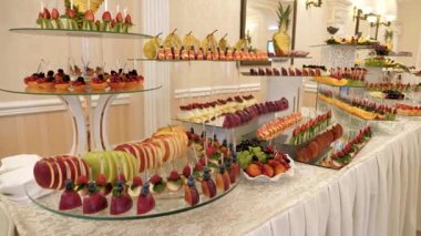 Meyve ve böğürtlenli güzel bir açık büfe. Meyve masası..