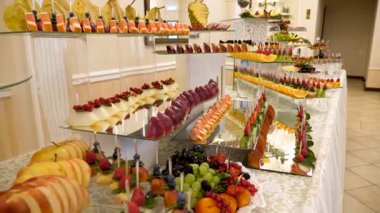 Meyve ve böğürtlenli güzel bir açık büfe. Meyve masası..