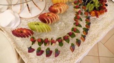 Meyve ve böğürtlenli güzel bir açık büfe. Meyve masası..