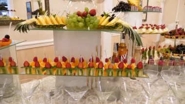 Meyve ve böğürtlenli güzel bir açık büfe. Meyve masası..