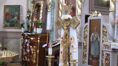 Kilisedeki sunağın üzerine haç asılmış..