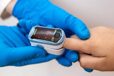 Çocuğun doygunluğu nabız oksimetresi kullanılarak ölçülür..