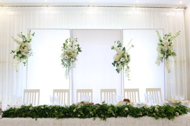 Yeni evliler için şenlikli bir düğün masası hazırlıyorum..