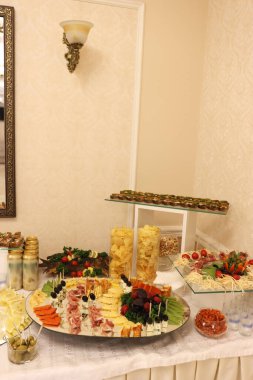 Güzel, lezzetli açık büfe masası kanepeler, sosisler, jambon, peynir