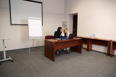 İki kadın iş konularını tartışıyor, bilgiyi analiz ediyor.