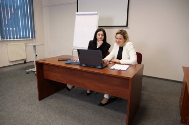 İki kadın iş konularını tartışıyor, bilgiyi analiz ediyor.