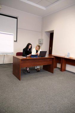 İki kadın iş konularını tartışıyor, bilgiyi analiz ediyor.