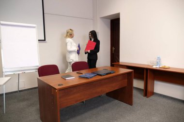 İki kadın iş konularını tartışıyor, bilgiyi analiz ediyor.