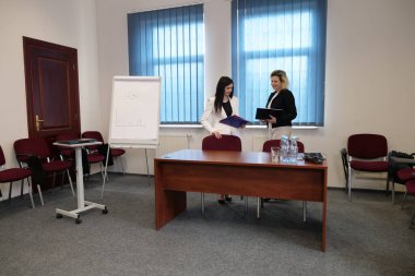 İki kadın bir projeyi görüşmek ve kontrat imzalamak için buluşuyor..