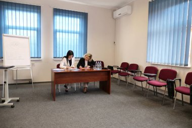 İki kadın bir projeyi görüşmek ve kontrat imzalamak için buluşuyor..