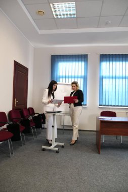 İki kadın bir projeyi görüşmek ve kontrat imzalamak için buluşuyor..