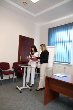 İki kadın bir projeyi görüşmek ve kontrat imzalamak için buluşuyor..