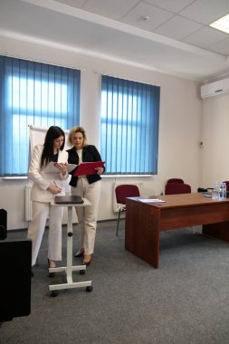 İki kadın bir projeyi görüşmek ve kontrat imzalamak için buluşuyor..