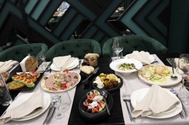 Kutlama masası. Tabaklar ve çeşitli yemekler..