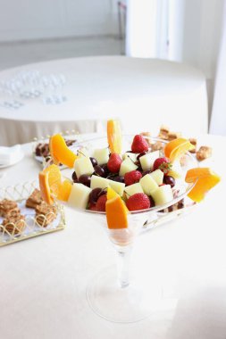 Tatlı bir büfede çeşitli meyveler..