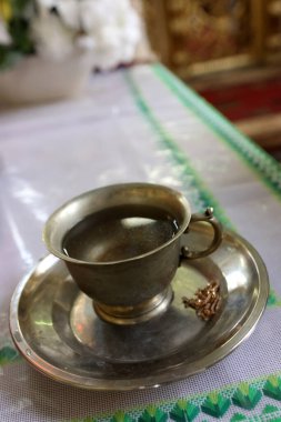 Yeni doğan bebeklerin vaftiz töreni için bir kase kutsal su..