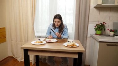 Peynirli ve sosisli sandviç hazırlayan kız. Ev yemeği..