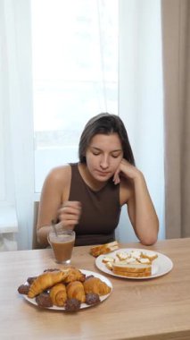 Çörek yiyen ve kahve içen bir kız. Nefis kahvaltı..