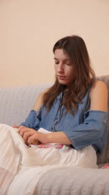 Renkli ipliklerle tuvale işlenmiş bir kız. Hobi ve nakış işi kavramı.