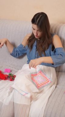 Renkli ipliklerle tuvale işlenmiş bir kız. Hobi ve nakış işi kavramı.