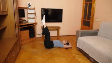 Evde egzersiz yapan güzel bir kız. Ev egzersizleri.