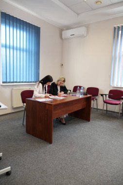 İki iş kadını, sorunları çözmek ve anlaşmaları imzalamak için ofiste çalışıyor..