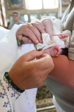 Vaftiz töreni. Rahipler yeni doğan bebeklerin kutsanmasını gerçekleştiriyor.
