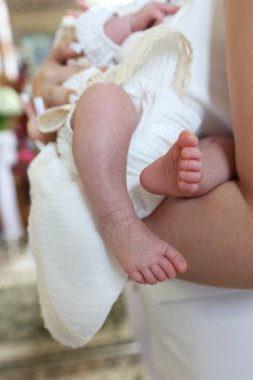 Yeni doğmuş bebeğin ayakları tuvalde. Yeni doğan vaftiz töreni.