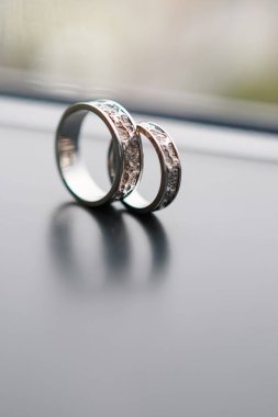 Güzel, işlemeli altın alyanslar. Yakın plan. Düğün töreni..