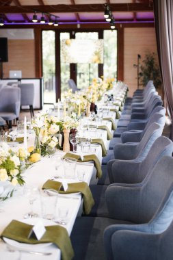 Sarı ve beyaz desenli, çiçekli ve limonlu bir masa..