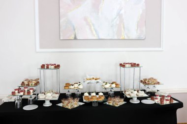 Pastalar, çörekler ve pastalar çikolatada. Güzel masa..