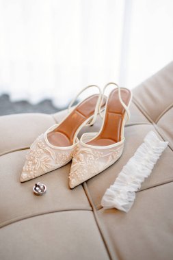 Evlilik yüzükleri, gelin ayakkabıları ve jartiyerleri. Düğün hazırlıkları..