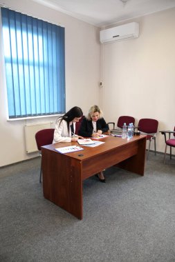 İki iş kadını, sorunları çözmek ve anlaşmaları imzalamak için ofiste çalışıyor..