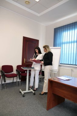 İki iş kadını, sorunları çözmek ve anlaşmaları imzalamak için ofiste çalışıyor..