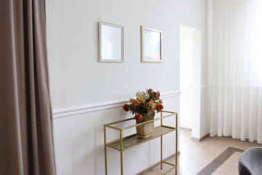 Otelde beyaz bir koridor bir buketle süslenir..