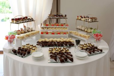 Pastalar, çörekler ve pastalar çikolatada. Güzel masa..