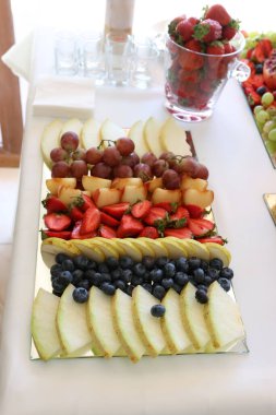 Meyve büfesi masası: karpuz, üzüm, armut.